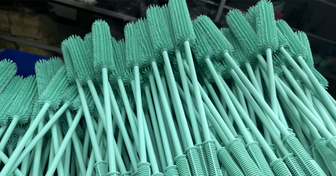 silicone vs plastic silicone wine bottle cleaning brush tool